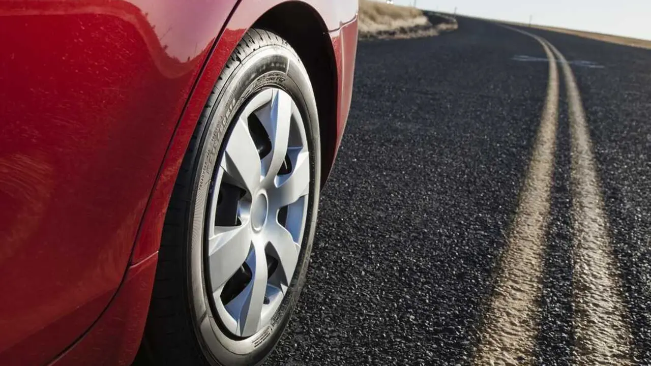 Rueda de coche sobre aslfato para probar sistema de freno