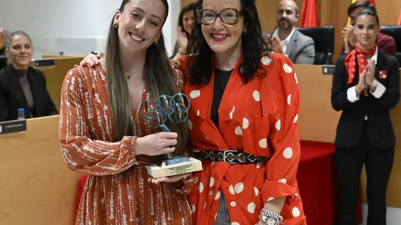 Audrey Pascual recibe premio a Merito deportivo de manos de la alcaldesa de Sanse, Luc&iacute;a Fern&aacute;ndez