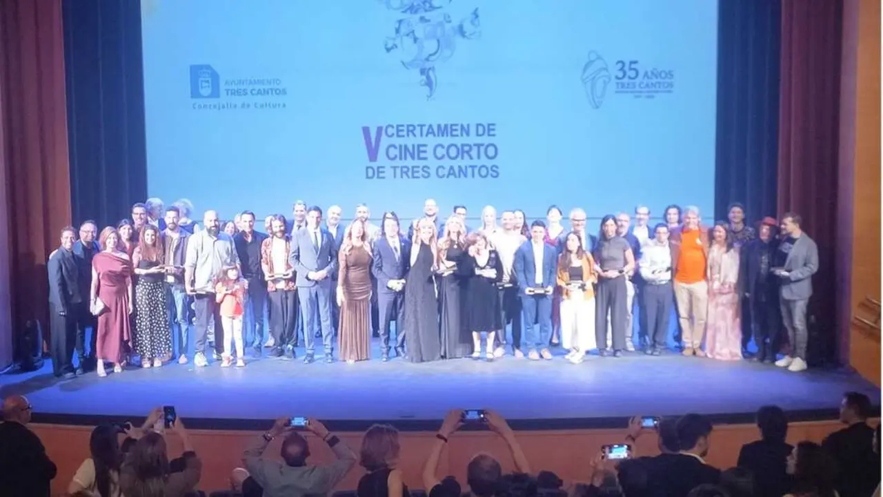 Foto de familia de los premios del certamen de Cine Corto de Tres Cantos