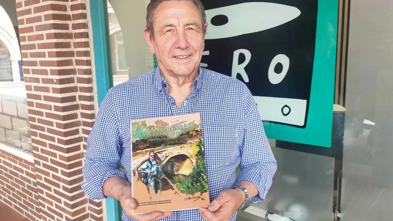 Mariano de Andres con el libro Manzanares, r&iacute;o de reyes