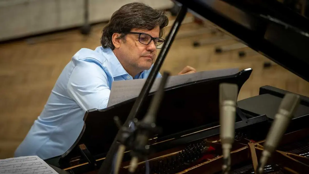 Tito Garc&iacute;a Gonz&aacute;lez, en los estudios Abbey Road de Londres, grabando Transmoderno