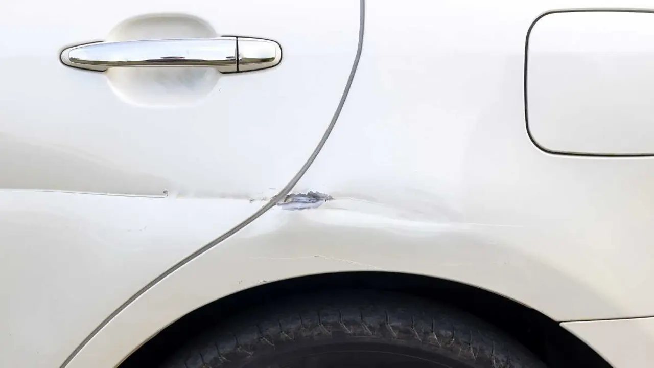Vehiculo con una abolladura y signos de corrosi&oacute;n