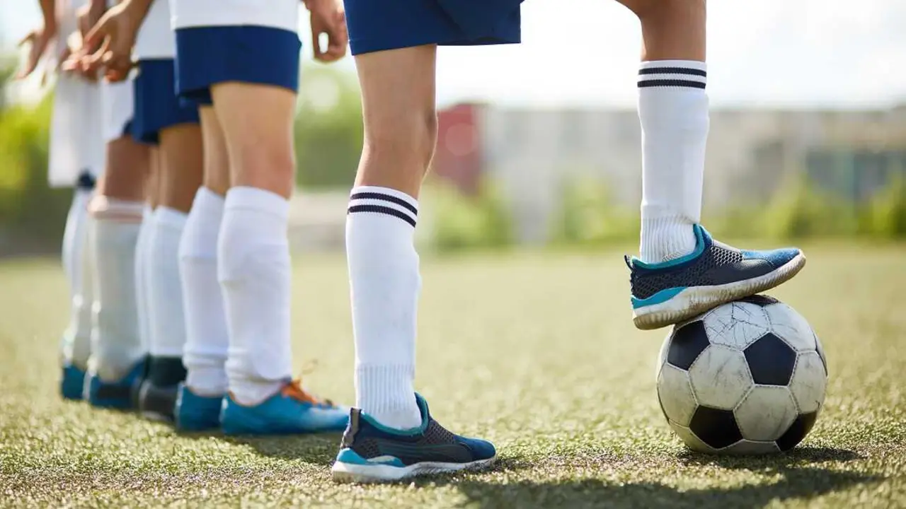 Jugadores infantiles a punto de jugar al f&uacute;tbol