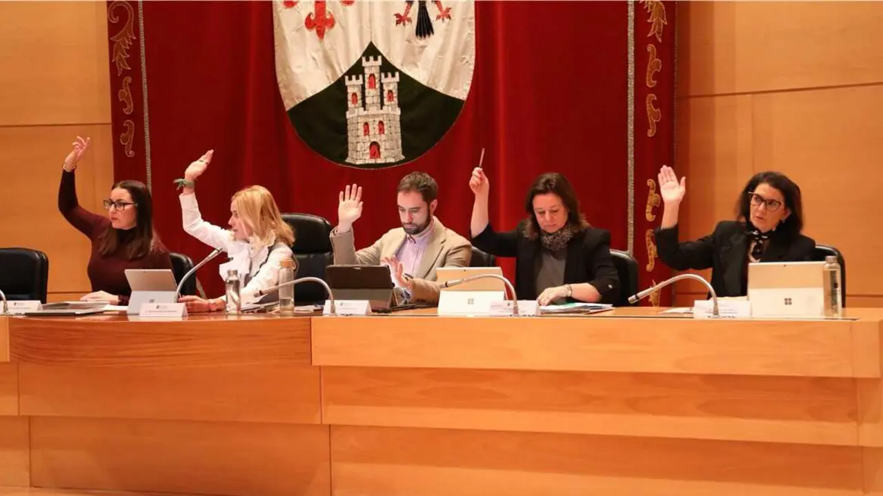 Parte del gobierno de Alcobendas votando en pleno municipal
