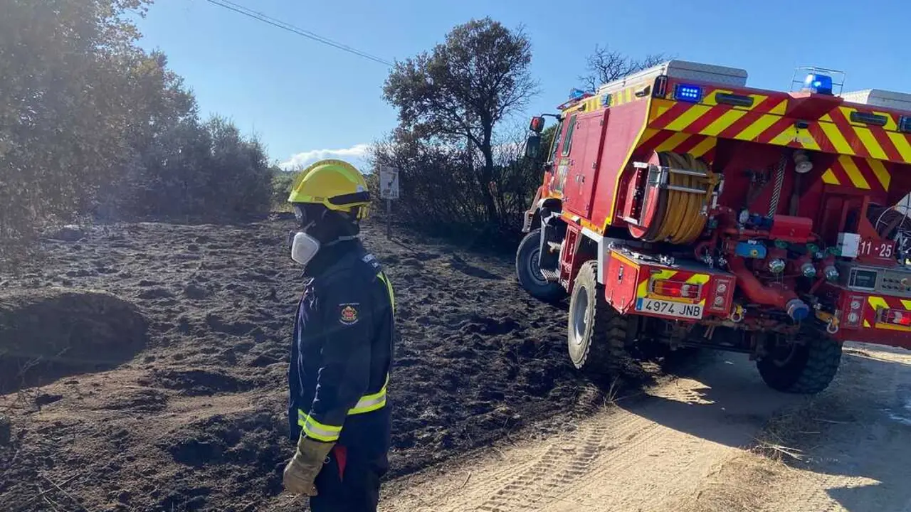 Bomberos forestales junto a cami&oacute;n cisterna