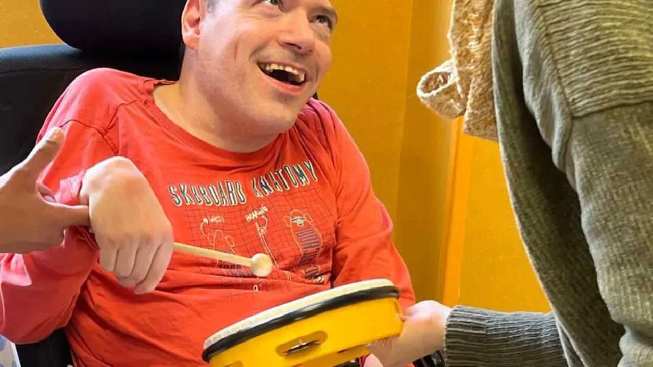 Sesi&oacute;n de musicoterapia para personas con discapacidad