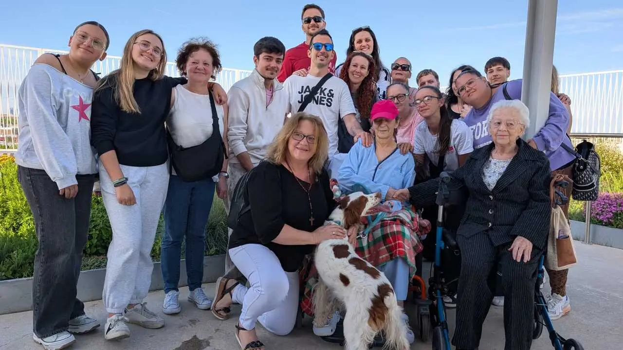 Paciente con sus mascotas y familia