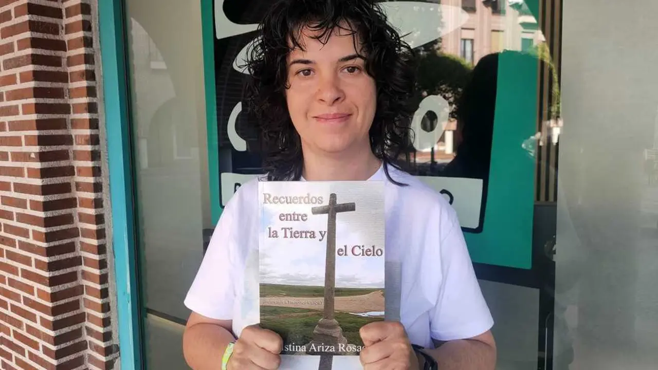 Cristina Ariza, escritora de Recuerdos entre la Tierra y el Cielo, que recoge los poemas de su t&iacute;o