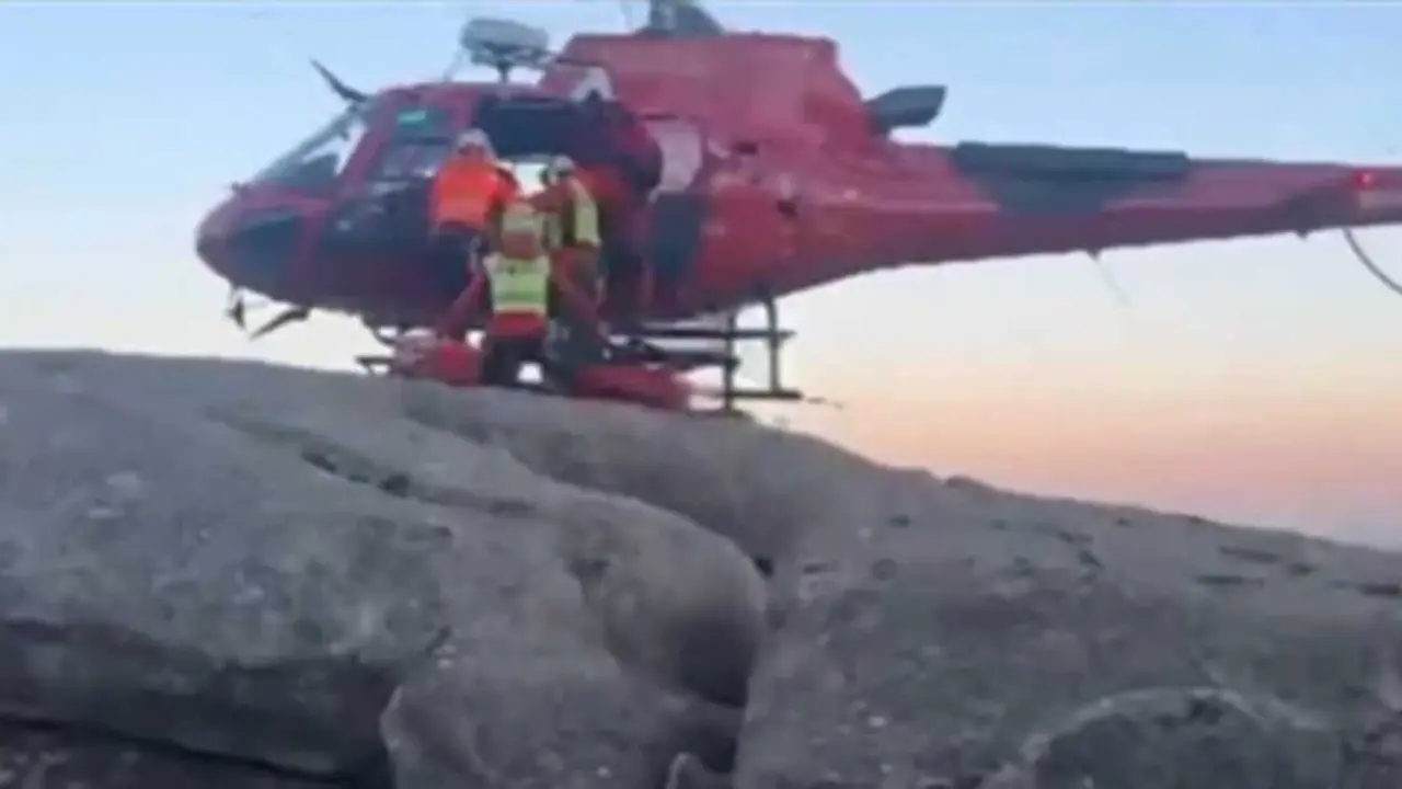 Momento del excursionista herido en la Pedriza por parte del GERA