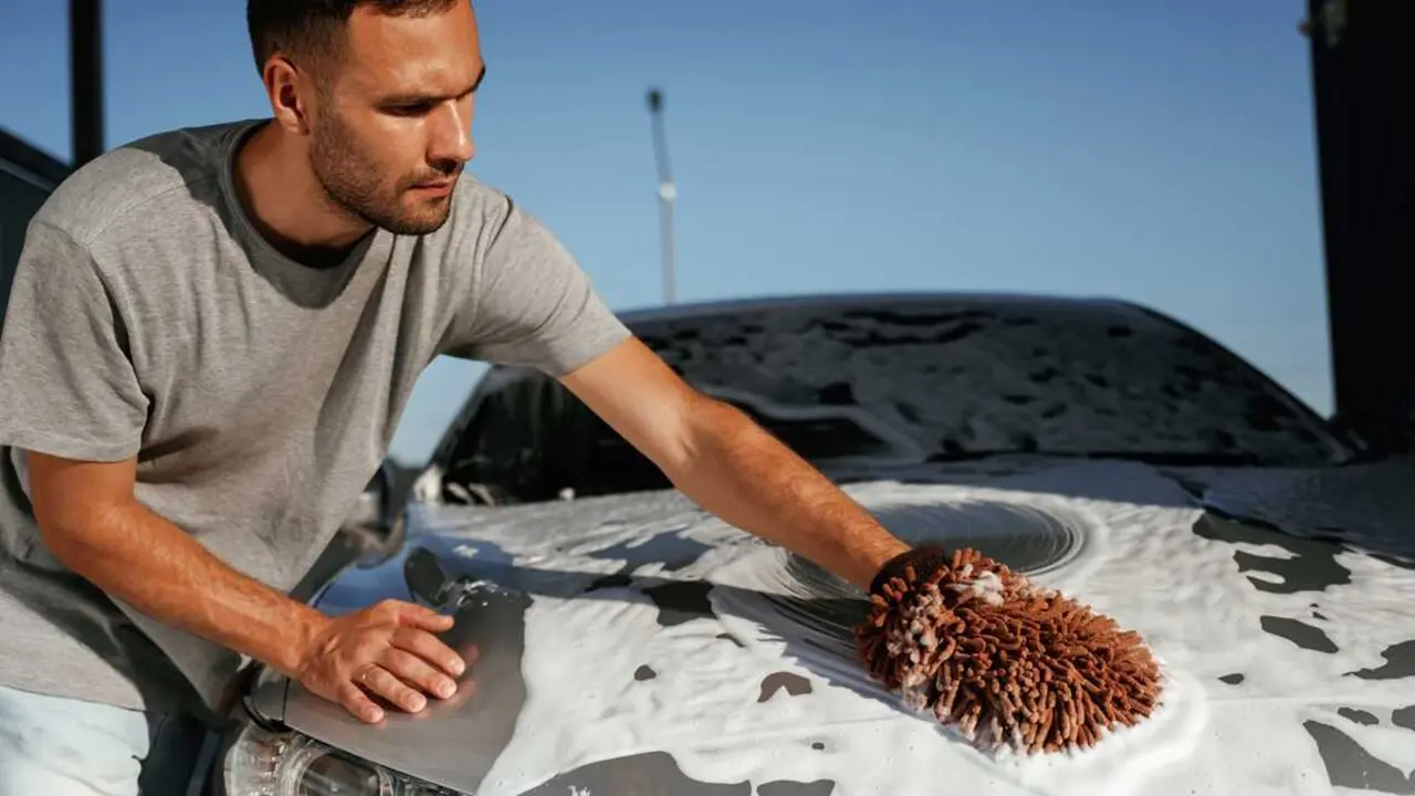 Hombre limpiando un coche