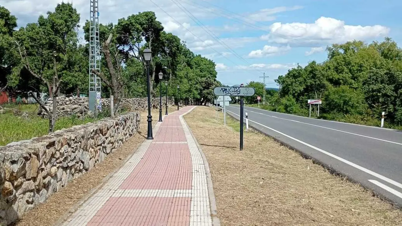 labores de desbroce en entradas a Becerril de la Sierra y zonas verdes
