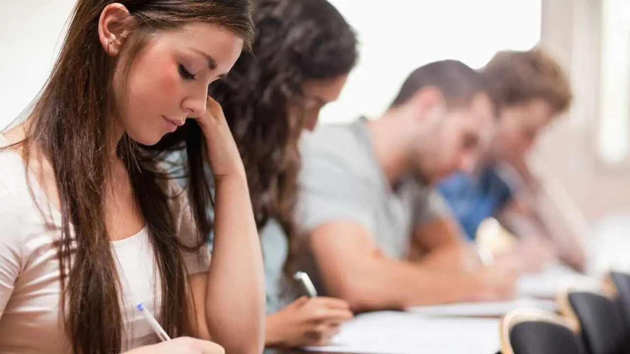 estudiantes examin&aacute;ndose de examen en Universidad