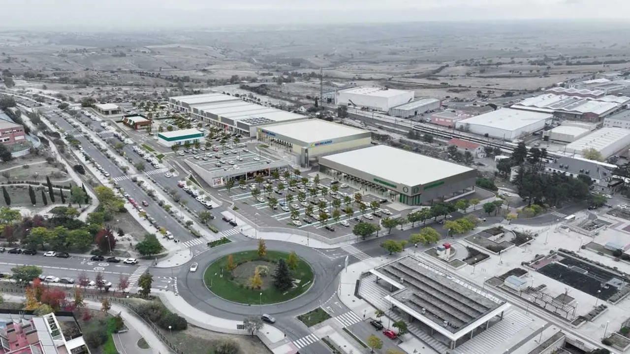 Recreaci&oacute;n virtual del futuro parque comercial en Colmenar Viejo en barrio de la Estaci&oacute;n