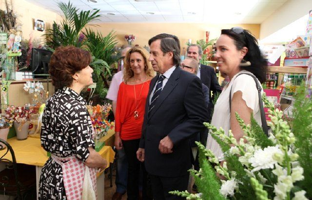El alcalde de ALCOBENDAS se acercó a varios comercios en el inicio de la campaña