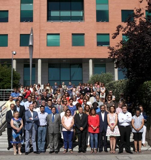 Los políticos y trabajadores del ayuntamiento de ALCOBENDAS en el minuto de silencio por Miguel Ángel Blanco