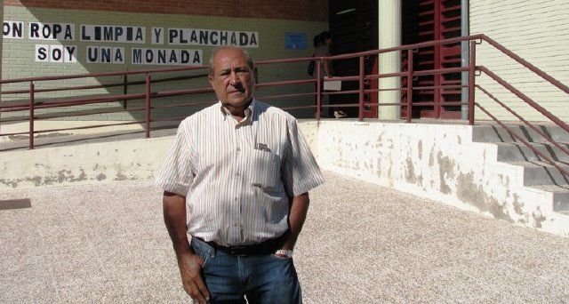 El portavoz de UPyD de ALCOBENDAS, en el patio del colegio donde se ha instalado el polémico cartel