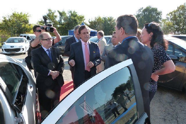 El alcalde de ALCOBENDAS se interesa por un vehículo totalmente eléctrico durante la inauguración de Renov´Auto