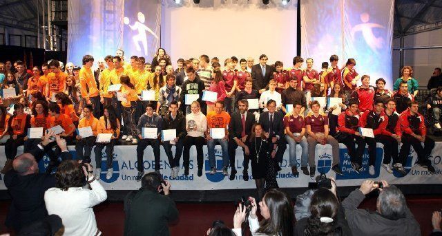 Foto de familia de los deportistas destacados en la Gala del Deporte de ALCOBENDAS