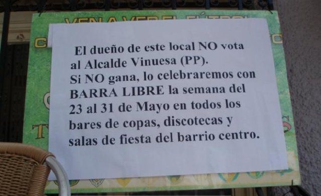 Los locales de ocio nocturno a los que se les impuso un horario de apertura restrictivo colgaron este tipo de carteles en ALCOBENDAS