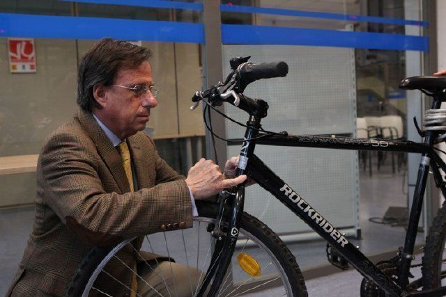 El alcalde de ALCOBENDAS, Ignacio García de Vinuesa, registra su bicicleta en esta campaña de promoción