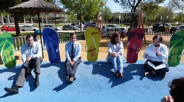 El alcalde de ALCOBENDAS (segundo por la izquierda) presenta la programación de los Veranos de Alcobendas 2013