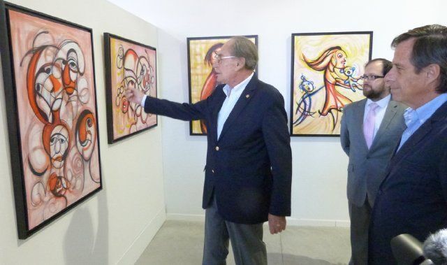 El artista Pal Sarkozy muestra una de sus pinturas en el Centro de Arte ALCOBENDAS