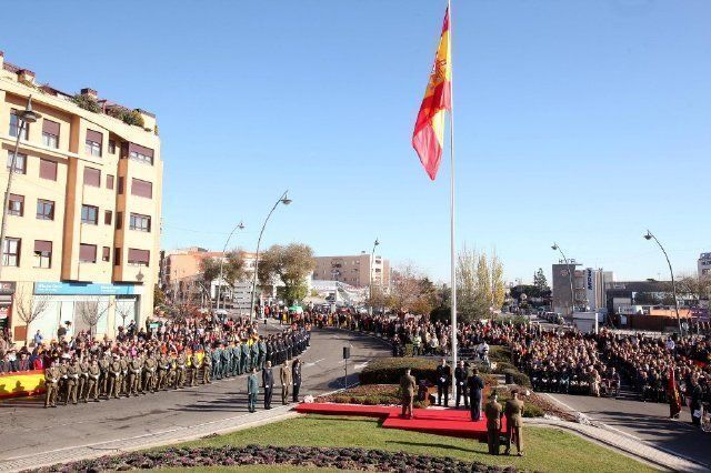 UPyD ALCOBENDAS planteó que se limpie la bandera de España instalada en rotonda de La Menina (en la foto, en acto oficial de 2011)