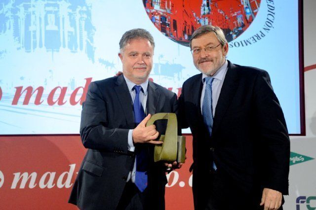 El alcalde de SANSE, Manuel Ángel Fernández, recibe el premio de manos de Jaime Lissavetzky