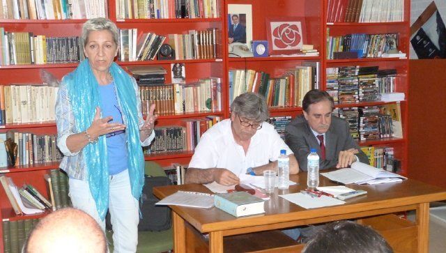 Valeriano Gómez, a la derecha, en su encuentro organizado por el PSOE de TRES CANTOS