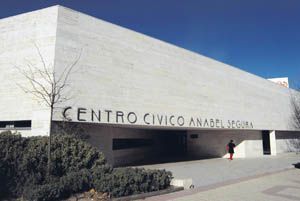 Los proyectos más ‘creativos’ becados por el Ayuntamiento se exponen en el Centro Cívico Anabel Segura 