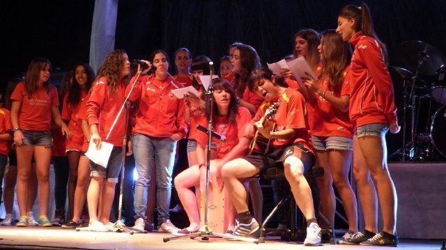 Momento del pregón inaugural de Fiestas Mayores en TRES CANTOS de la UD Tres Cantos