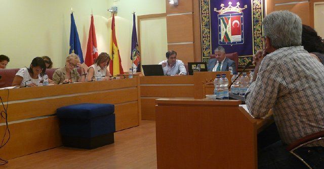 El salón de plenos  acogió un pleno extraordinario sobre el colegio público Isabel la Católica de Colmenar