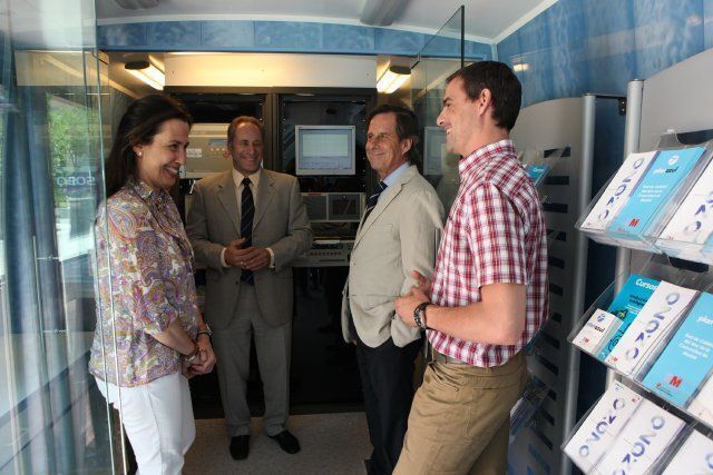 Vinuesa visita la unidad móvil de control de la calidad del aire
