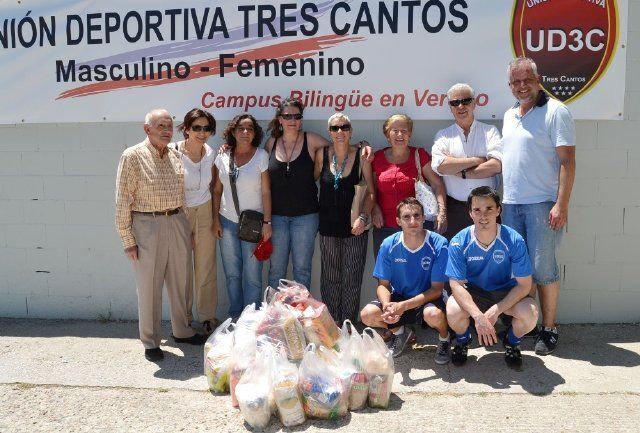 Momento de la entrega de parte de los 100 kilos de alimentos recogidos en TRES CANTOS por la Unión Deportiva