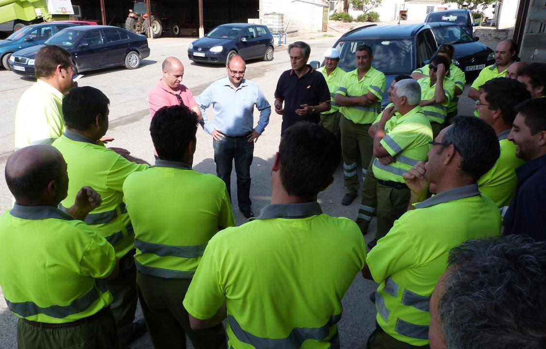 Los presidente y tesoreros de la Mancomunidad hablan con los trabajadores del servicio de recogida de basuras en TORRELAGUNA