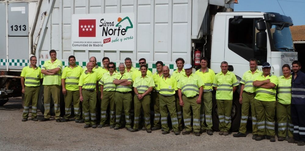 Trabajadores del servicio de recogida de basuras de la sierra norte de Madrid