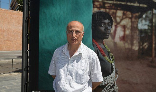 El fotógrafo Castro Prieto inauguró su exposición de fotos en el Bulevar Salvador Allende de ALCOBENDAS
