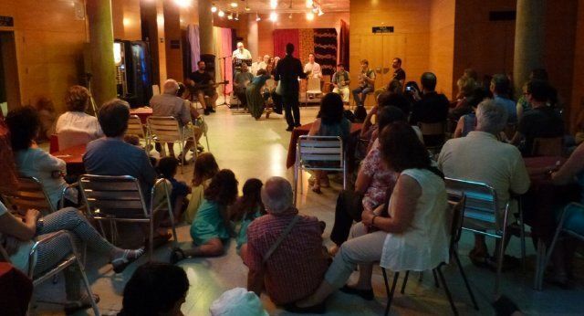 TRES CANTOS acogió una Noche en Blanco en la que se pudo asistir a una lectura teatralizada de Las Mil y una snoches