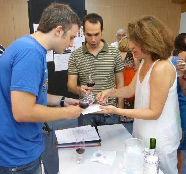 La cata de vinos organizada en la Noche en Blanco de TRES CANTOS también estuvo animada