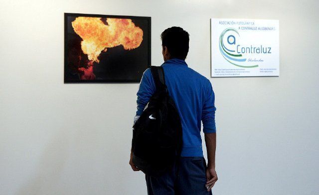 Un vecino visita la exposición A Contraluz de la asociación del mismo nombre de ALCOBENDAS