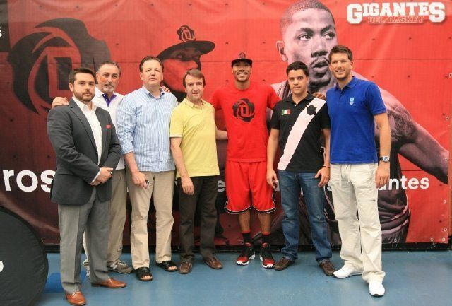 El jugador de la NBA Derrik Rose en su visita a Tres Cantos