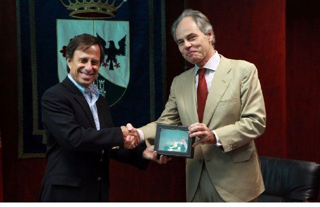 Cesión de Caser Residencial al alcalde de Alcobendas del edificio para albergar un nuevo centro de mayores