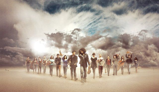 Ara Malikian muestra en Buitrago de Lozoya su nuevo proyecto musical: La orquesta en el tejado