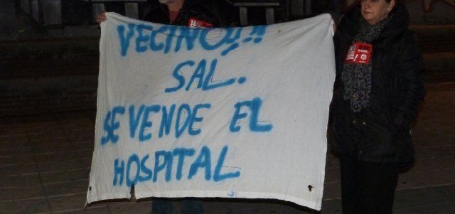 Una de las pancartas exhibidas en las manifestaciones organizadas contra la externalización de gestión de hospitales públicos