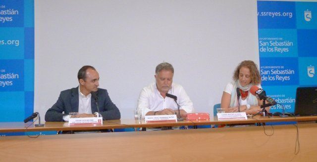 El alcalde de Sanse, Manuel Angel Fernández, en el centro, en la presentación de la APP