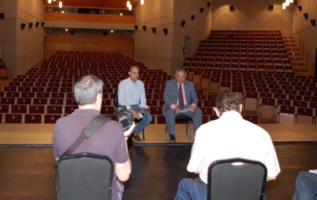 El concejal de Cultura Jorge García y el alcalde de Colmenar Miguel Angel Santamaría, sobre el escenario del Auditorio municipal