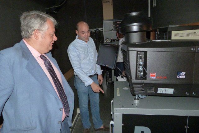 El alcalde de Colmenar Miguel Angel Santamaría, con el concejal de Cultura, mira el nuevo proyector de cine digital