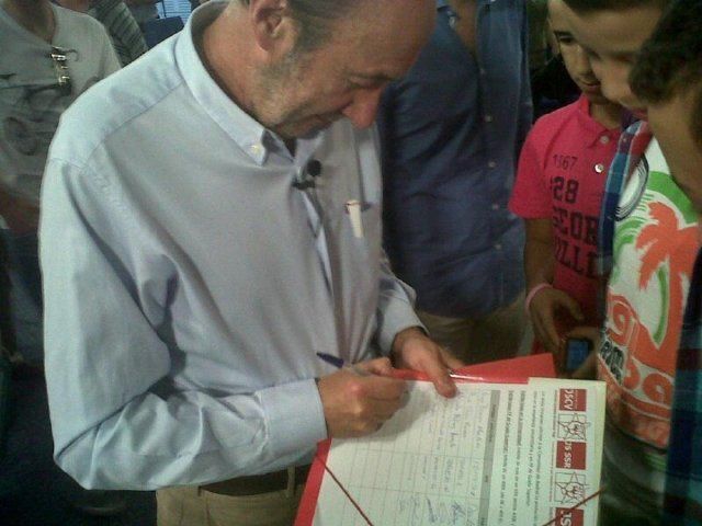 Rubalcaba firma la recogida de firmas contra el tasazo universitario iniciada en Colmenar Viejo