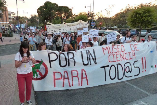 Momento de la manifestación contra el cierre de CosmoCaixa de Alcobendas el pasado viernes 18 de octubre