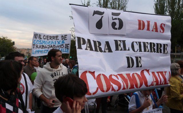 Momento de la manifestación contra el cierre de CosmoCaixa de Alcobendas el pasado viernes 18 de octubre